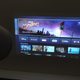 Imagen para el artículo titulado Samsung The Freestyle: poder llevar una pequeña pantalla de cine contigo a todos lados tiene su precio